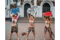 FEMENістки у Москві трусили голими цицьками перед храмом